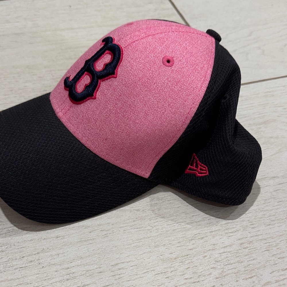 Fitted Boston Red Sox Pink and Black Baseball Cap - Picture 2 of 4